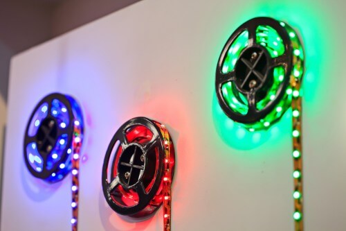 פסי LED בשלושת צבעי היסוד - ירוק אדום וכחול. צילום: shutterstock