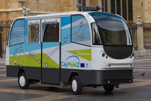 يتم اختبار حافلة صغيرة بدون سائق في مدينة ليون بإسبانيا. الصورة: سيجور / Shutterstock.com
