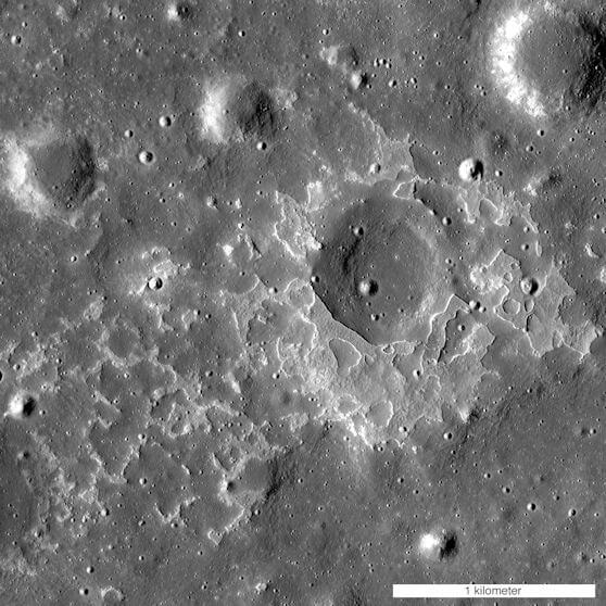 התצורה המכונה מסקלין (Maskelyne) היא אחת מתצורות גיאולוגיות צעירות רבות המפוזרות על הירח, והמכונות "תבניות ימות לא סדירות" תצורות אלה נחשבות שרישים של הפתרצויות בזלתיות קטנות שהופיעו בשלב מאוחר יותר מאשר סברו עד כה לגבי וולקניות הירח צילום: NASA/GSFC/Arizona State University