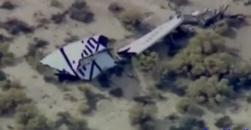 אחד משני חלקי זנב החללית ספייסשיפ 2 על הקרקע במדבר מוחאבי, דקות לאחר התפרקות החללית בטיסת ניסוי. צילום: צוות החילות ותגובות החירום של מוחאבי
