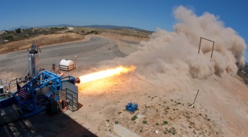 ניסוי מנוע הדלק המוצק במדבר מוחאבי. עיכובים הובילו את סקיילד קומפוזיט לעבור מדלק מבוסס גומי לחומר כימי דמוי ניילון. צילום: וירג'ין גלקטיק.
