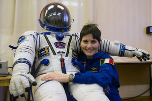 סמנתה קריסטופורטי מחזיקה את חליפת החלל מדגם סוקול שתשמש אותה כחברת הצוות ה-42 של תחנת החלל הבינלאומית