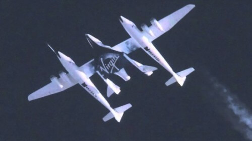 האביר הלבן 2 וספייסשיפ-2 במהלך הטיסה אתמול לפני שחרור החללית הנסיונית. צלום: וירג'ין גלקטיק