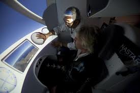 ריצ'ארד ברנסון מתאמן בהטסת החללית ספייסשיפ-2. מתוך אתר וירג'ין גלקטיק