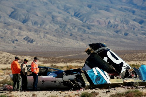 חוקרי תאונות אוויריות מבצעים את הבדיקה ראשונה של שברי החללית SpaceShipTwo. השברים התפזרו ברדיוס של שמונה קילומטרים במדבר מוהאבי.
