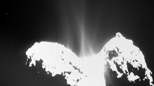 מקור המים באוקיינוסים? אדים נפלטים מהשביט צוריומוב גרסימנקו בצילום של רוזטה. צילום: סוכנות החלל האירופית, ESA 