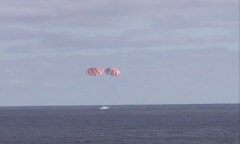 טיסת הניסוי הראשונה של אוריון - רגע הנגיעה במים כפי שצולמה מהספינה USS ANCORAGE. צילום מסך מתוך הטלוויזיה של נאס"א