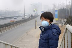 נער בביג'ינג חובש מסכה כדי להתגונן מזיהום האוויר. צילום: shutterstock