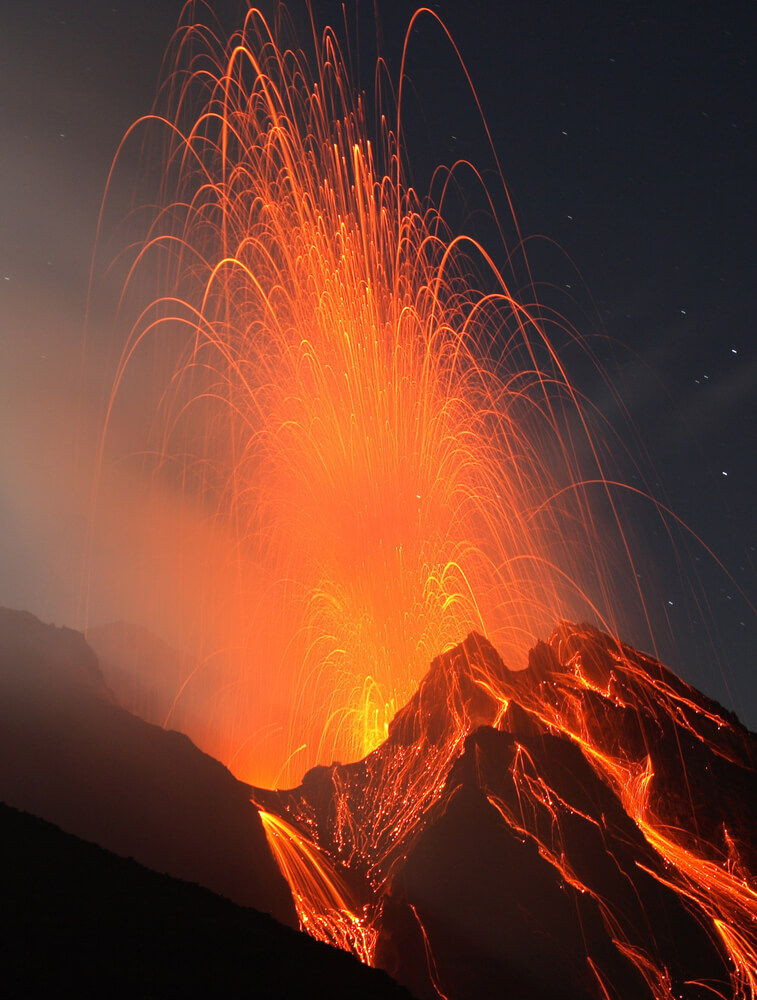 This is what an eruption of the Stromboli volcano might look like. Illustration: shutterstock