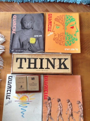 חוברות כתב העת  "מחשבות" וספרים של צבי ינאי. צילום: דליה הוכברג