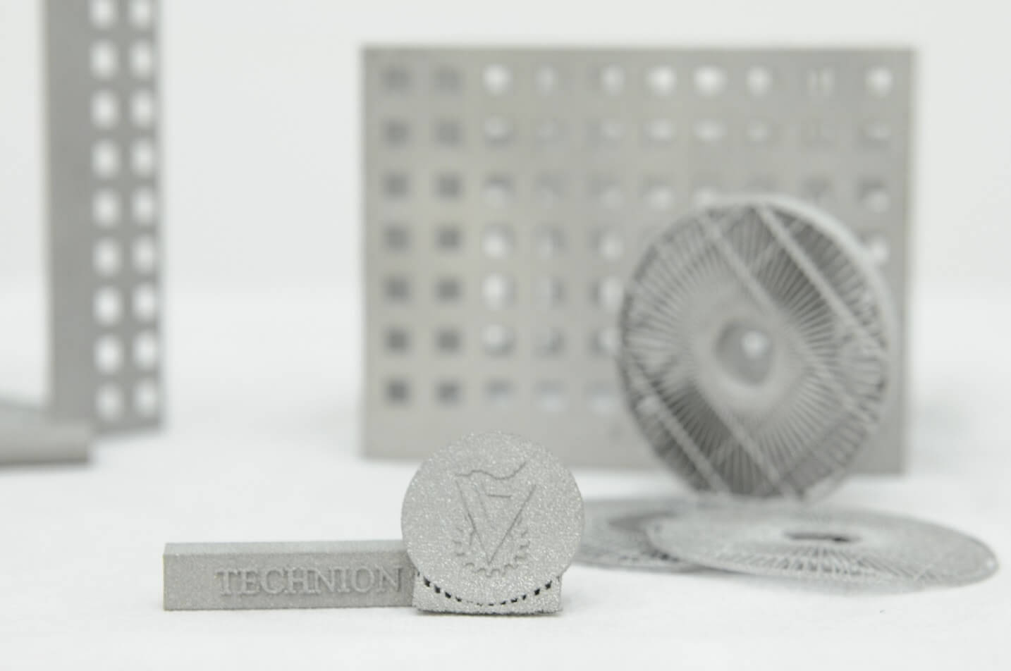 מוצרים שהודפסו במדפסת התלת ממדית במכון המתכות בטכניון. צילום: שרון צור, דוברות הטכניון