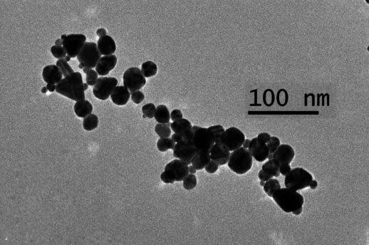 תמונת מיקרוסקופ של ננו-חלקיקי זהב שיוצרו בעזרת מיקרו-פלזמות על גבי פס בדיקה חדשני ורגיש במיוחד, פס המסוגל לאפשר זיהוי מוקדם של התקפי לב.