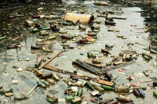 A stream is polluted with waste and toxic substances, it is not specified where. Photo: shutterstock