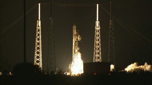 שיגור! החללית פאלקון 9 של חברת SpaceX מתרוממת מתחנת חיל האוויר בכף קנוורל בדרכה למפגש ביום שני עם תחנת החלל הבינלאומית. תשעה מנועים מדגם מרלין מייצרים כחצי מיליון טונות דחף כאשר הטיל מתחיל לטפס למסלולו. צילום: נאס"א