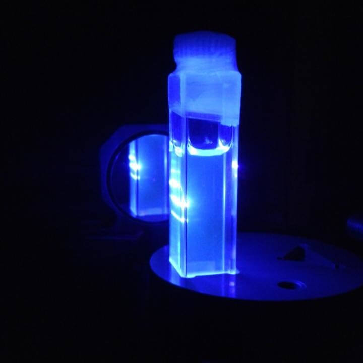 תמונה של תמיסה נוזלית הפולטת אור לייזר כחול. [באדיבות CSIC ו- ASCR]