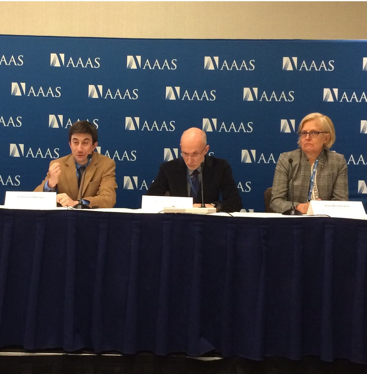 משמאל לימין: ג'ושוע גולדברג, טטיוארט פרקינס, אלזה רייכמאניס במסיבת העיתונאים שעסקה בעתיד האלקטרוניקה בכנס ה-AAAS בסן חוזה, פברואר 2015.. צילום: אבי בליזובסקי