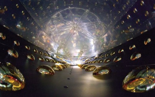 שפופרות רגישות לאור מגבירות את האות של חלקיקי אנטי-ניטרינו במתקן שבמפרץ דאיה בסין. איור: רוי קלטשמידט, המעבדה הלאומית האמריקנית לורנס ברקלי