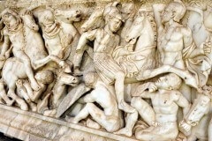תיאור של חיילים הלניסטים נלחמים בברברים על ארון קבורה שהתגלה באשקלון בשנת 2009. צילום: ChameleonsEye / Shutterstock.com