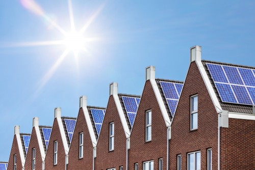בתים שעל גגותיהם מותקנים פאנלים סולאריים בהולנד. צילום:  shutterstock