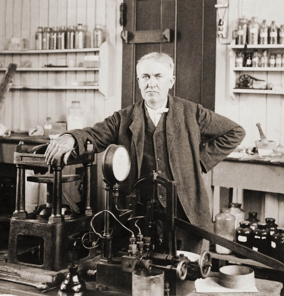 توماس إديسون في معمله في نيوجيرسي، 1901. الصورة: شترستوك