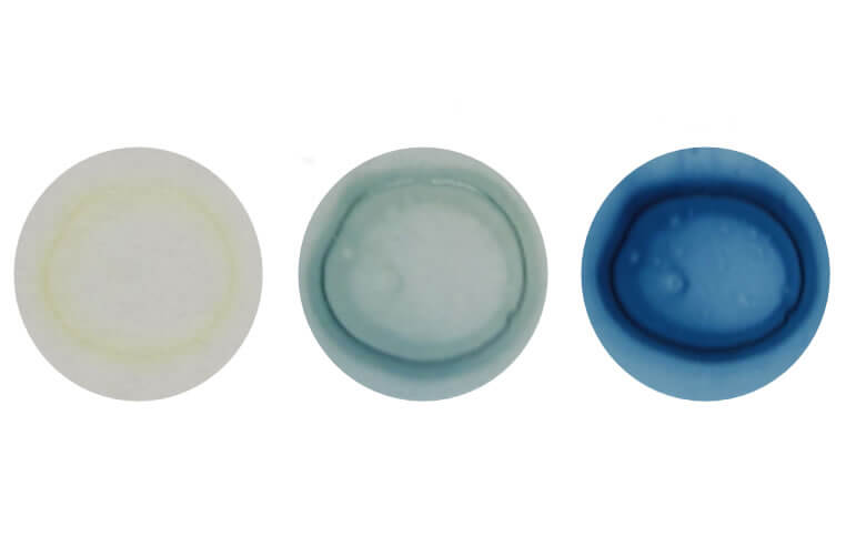 שכבות דקיקות המשנות את צבען מלבן לכחול בתגובה לחומר לחימה כימי [באדיבות: Swager lab]