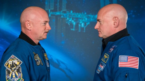 התאומים קלי אסטרונאוטים - אחד בחלל, אחד על הארץ. התאומים סקוט (מימין) ומארק קלי | צילום: נאס"א 