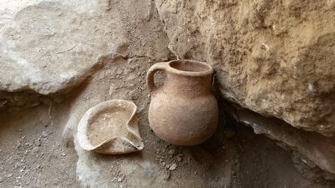 נר שמן ופך חרס מתקופת הברזל שנתגלו במערה. צילום: היחידה למניעת שוד ברשות עתיקות