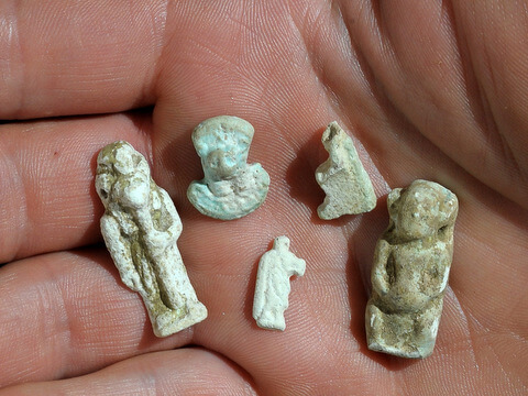 אוסף ממצאים שנתגלו בחפירה באיזור קיבוץ להב, 2015,  בעלי מאפיינים מצרים. צילום: קלרה עמית, באדיבות רשות העתיקות