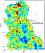 המפה הראשונה של סקר האנרגיה האפלה עוקבת אחר פיזור החומר האפל באזור גדול בשמים. הצבעים מתארים את צפיפות המסה המשפיעה. (Image: Dark Energy Survey)