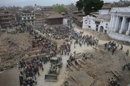 כיכר דורבאר בקטמנדו בירת נפאל בעקבות רעידת האדמה של ה-25 באפריל 2015. מתוך ויקיפדיה