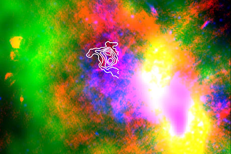 מרכז שביל החלב. בתמונה זו הצבועה בצבעים מלאכותיים, מודגשים הקווים החושפים את איזור האבק של סגיטריוס A – מזרח – שרידים של סופרנובה עתיקה. התמונה פורסמה ב-2015