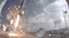 משגר הפאלקון 9 מתקרב לאסדת הנחיתה בלב האוקיאנוס האטלנטי, 14 באפריל 2015