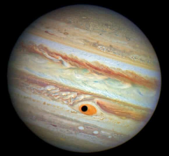 كوكب المشتري كما تم تصويره بواسطة تلسكوب هابل الفضائي في عام 2014. يمكنك أن ترى أن البقعة الحمراء قد تقلصت كثيرًا في عملية استمرت حوالي ثلاثين عامًا.الصورة: NASA/ESA