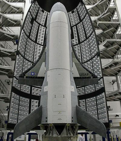 מטוס החלל X-37B במעטפת השלב השלישי של המשגר לפני שיגורו. דומה למעבורת אך קטן בהרבה. צילום: בואינג