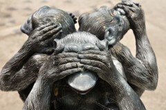 פסלון של שלושת הקופים החכמים. צילום: shutterstock