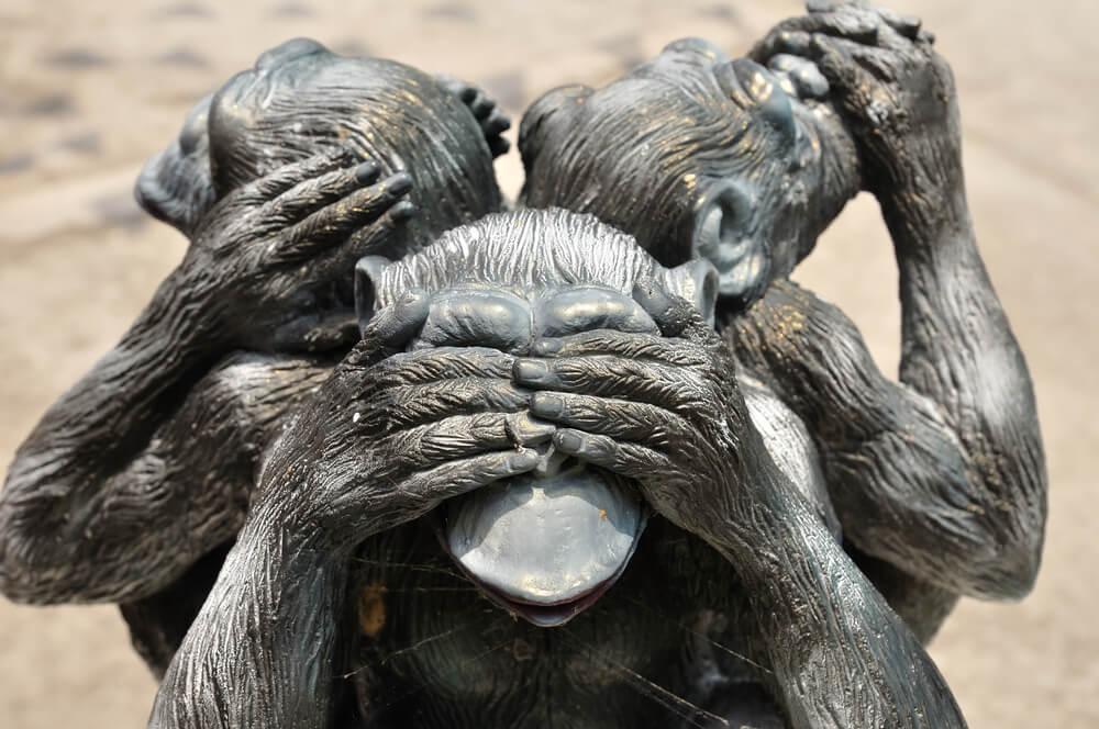 פסלון של שלושת הקופים החכמים. צילום: shutterstock