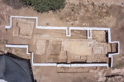 . צילום אוירי של הכנסיה הביזנטית שהתגלתה ליד כביש 1. קרדיט: חברת Skyview, באדיבות רשות העתיקות