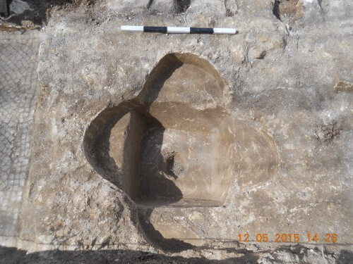 אגן הטבילה בכנסייה הביזנטית שהתגלתה בסמוך לכביש מס' 1. צילום: אנט נגר, באדיבות רשות העתיקות