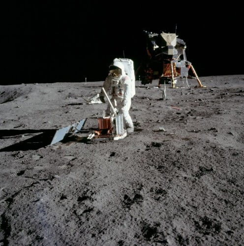האסטרונאוט באז אודלרין מציב ניסוי סיסמולוגי בים השלווה, במסגרת מבצע אפולו 11, 20 ביוני 1969. צילום: נאס"א