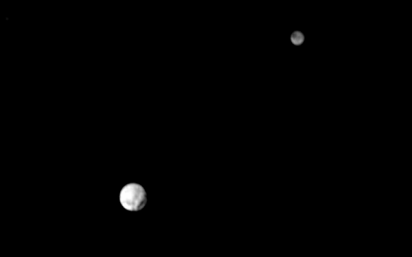 בתמונה זו שצולמה ב-29 ביוני 2015 רואים את התצורה הגדולה - ככל הנראה מכתש בחלק התחתון של פלוטו (העצם הגדול יותר). כארון מראה אף הוא תצורות כהות. קוטרו של פלוטו 2,367 קילומטרים – כאלף קילומטרים פחות מהירח של כדור הארץ. קוטרו של כארון הוא כ-1,200 ק"מ. צילוםNASA/Johns Hopkins University Applied Physics Laboratory/Southwest Research Institute