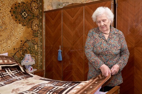 Changing blankets in the bed. Photo: shutterstock