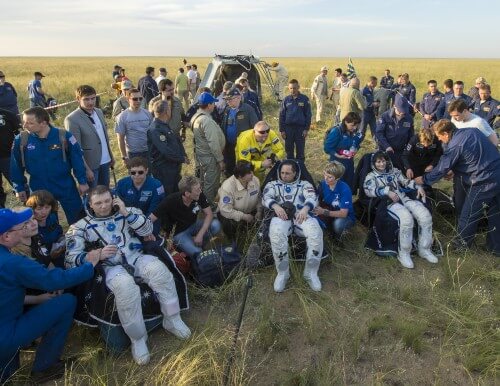 אנשי הצוות ה-43 של תחנת החלל הבינלאומית טרי וירטס, אנטוני שקלפרוב וסמנתה כריסטופורטי לאחר נחיתתם בקזחסטן, 11/6/15. צילום: נאס"א