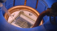 מהנדסים מאוניברסיטת סטנפורד פיתחו מחשב המבוסס על טיפות מים הפועל כעין שעון. [באדיבות: אוניברסיטת סטנפורד]