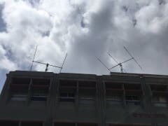 אנטנות על גג מרכז הבקרה של הלוויין דוכיפת 1 המשמשות ליצירת קשר עימו. צילום: בן נתנאל