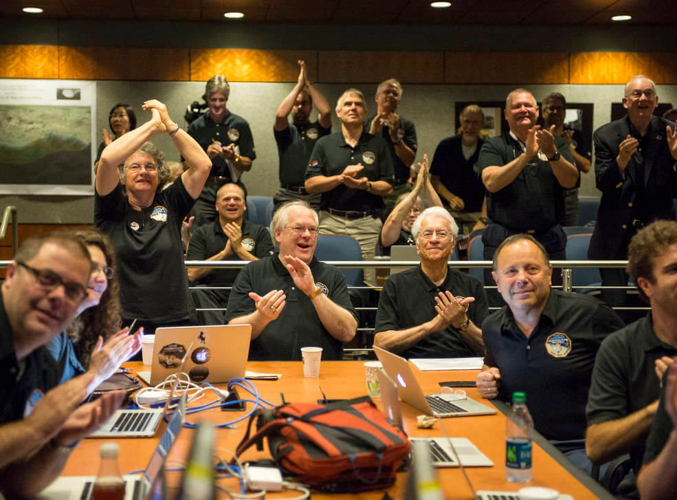 "חברי הצוות המדעי של ניו הוריזונס מריעים לנוכח התמונות החדות שהגיעו מפלוטו לפני טיסת ההתקרבות היום, 14 ביולי 2015 במעבדה לפיזיקה יישומית באוניברסיטת ג'ונס הופקינס, מרילנד. צילום: : NASA/Bill Ingalls