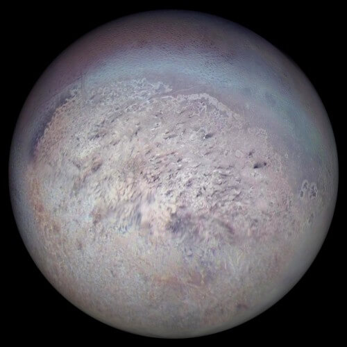 טריטון, ירחו של נפטון כפי שצולם ב-25 באוגוסט על ידי החללית וויאג'ר 2. פני השטח של טריטון עשויים בעיקר מחנקן נוזלי, קרום עשיר בקרח מים מעטפת עושיה מקרח וגלעין עשיר במתכות צילום: נאס"א