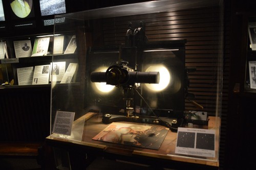 מערכת להשוואת ההבהובים (BLINK COMPARITOR) שקלייד טומבו השתמש בה כדי לגלות את פלוטו, בתצוגה במצפה לוול. צילום: David Dickinson