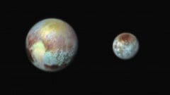כוכב הלכת הננסי פלוטו (משמאל) וירחו כארון בצבעים מלאכותיים המדגישים את ההבדלים בתוואי השטח ובהרכב החומרים על פניהם. צילום בשלושה מסנני צבע על ידי מכשיר ראלף שעל סיפון החללית ניו הוריזונס, 13 ביולי 2015.