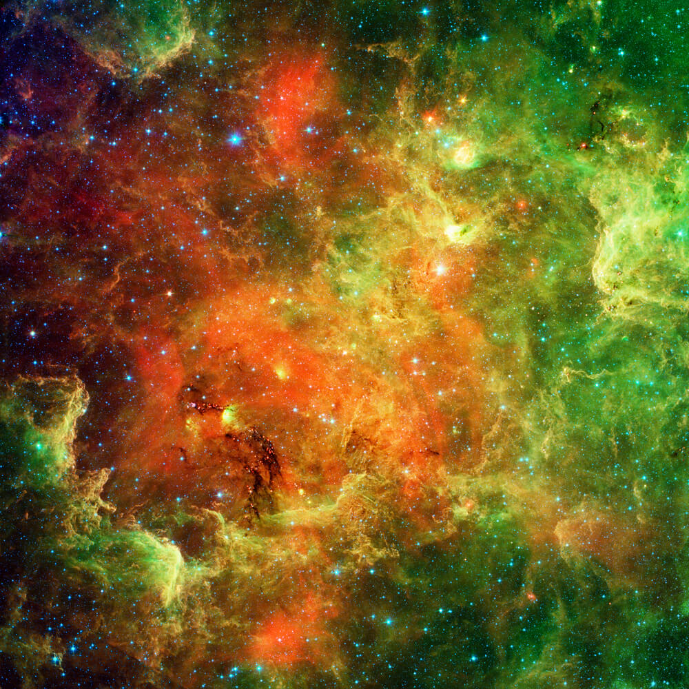 נוף של צביר כוכבים צעירים ( בני מיליון שנים), המכונה ערפילית צפון אמריקה או הערפילית הפלסיאנית (למעלה מימין). זו גרסה נקיה ומעובדת של התמונה המקורית של טלסקופ החלל שפיצר. NASA/JPL-Caltech. איור: shutterstock