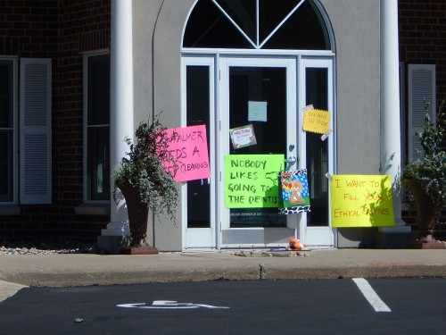מחאה מחוץ למרפאת השיניים של פאלמר בארה"ב. צילום: Raul654, Wikipedia
